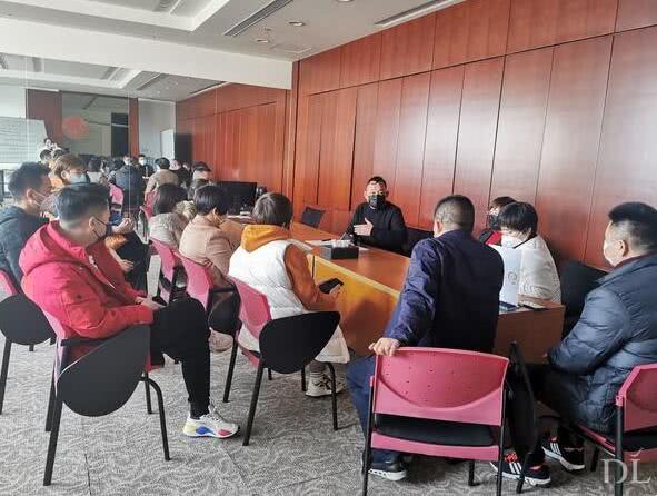 “商业鬼才”于东来：小学毕业农村娃，却从欠债30万到年入50亿？