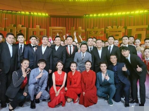汇演后台太精彩！成龙胡歌罕见露面，高圆圆佟丽娅都穿红裙好优雅