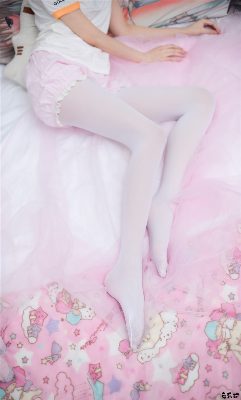 卧室里的白丝少女