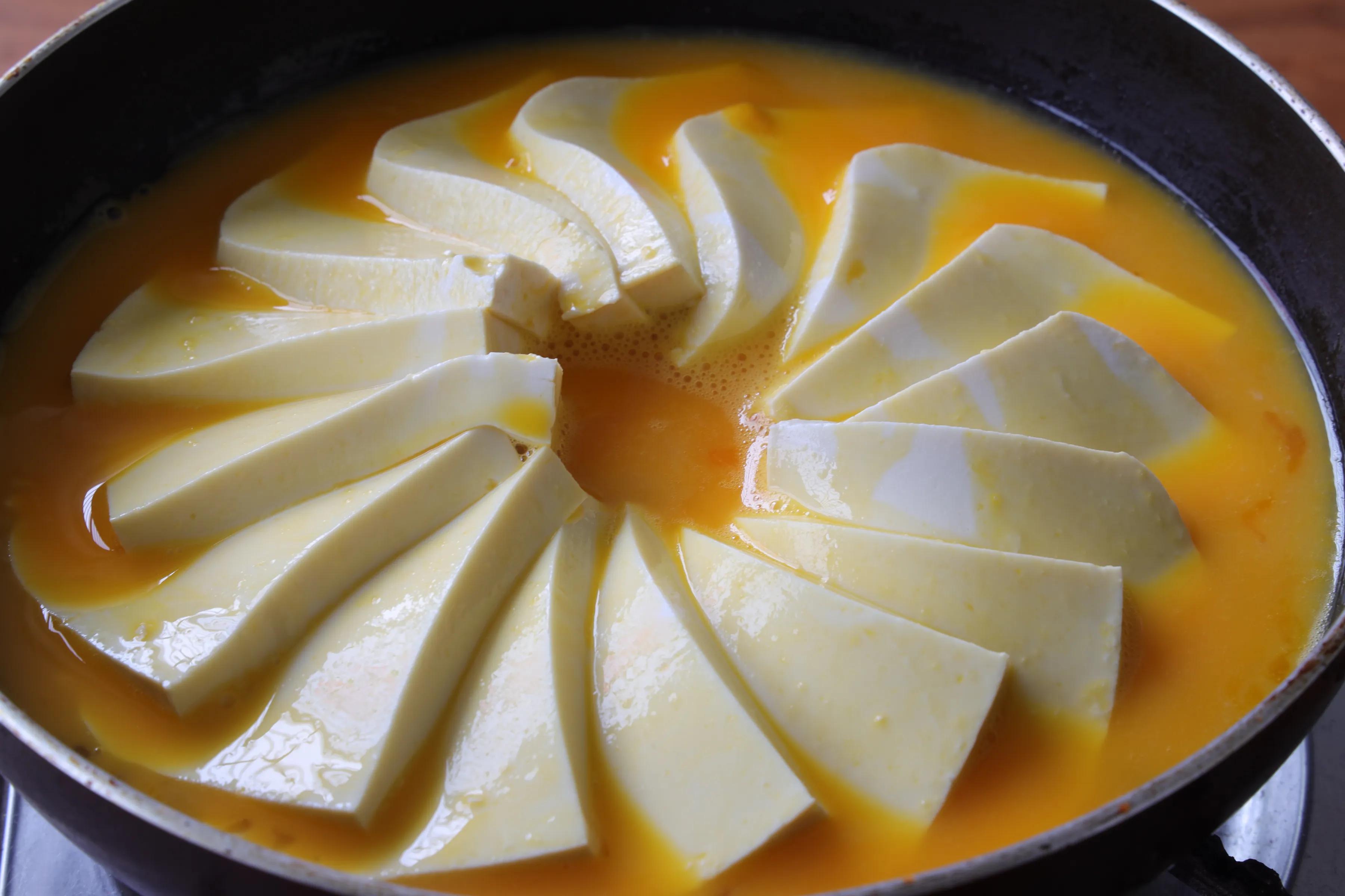 豆腐裡打入3個雞蛋，學會新吃法，鮮香味美特下飯，做一次饞一次