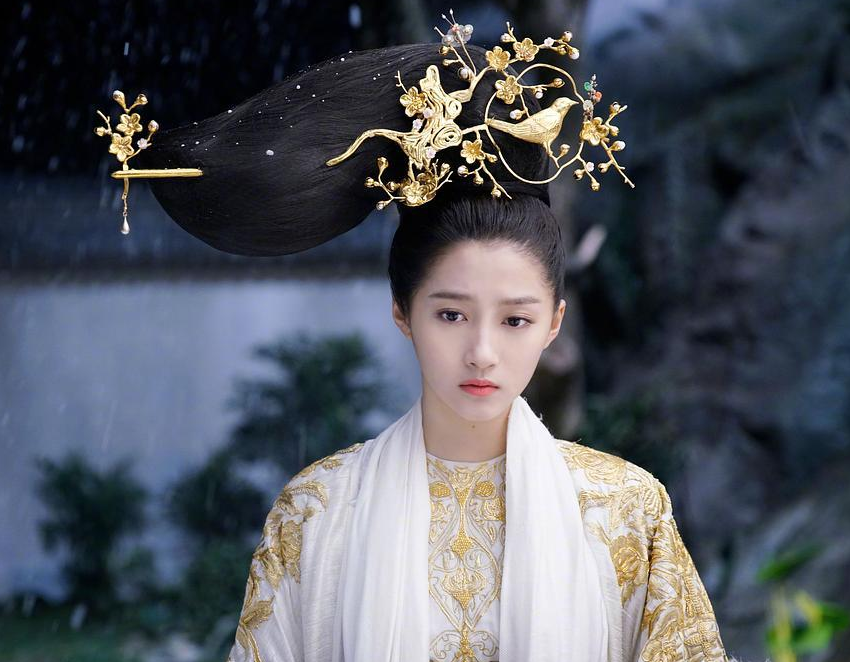 以前的古装造型有多美？王艳头戴假树叶，都能美出新高度