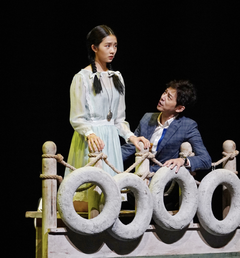 多多与话剧演员们合影，身高直逼何炅气质出众，高清舞台照再曝光