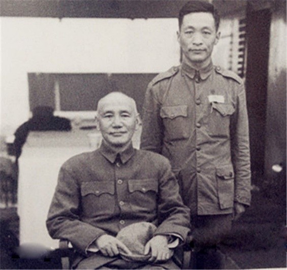 �������˴�ɱë�󶫣������ó�һ����������ϯ�������漴��������