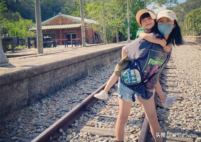 賈靜雯一家五口遊玩，她紮馬尾扮少女，16歲梧桐妹穿泳衣真放得開
