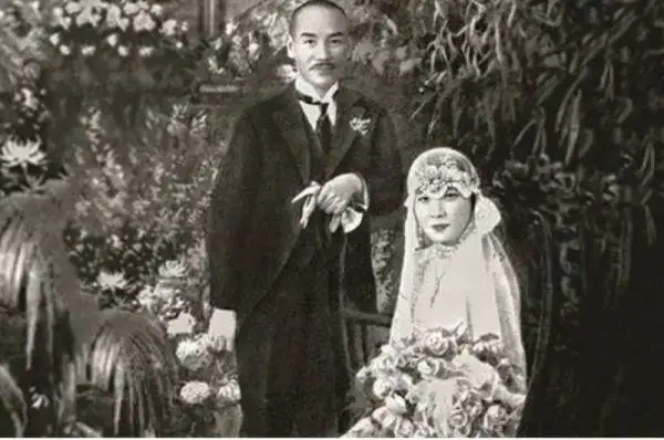 他拒娶宋美龄，不当黄埔军校校长，拱手把美人与江山让给了蒋介石