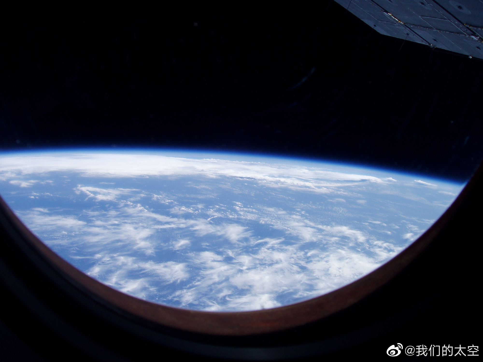 从神舟五到天和核心舱，中国航天器窗户越来越亮，是啥材料造的？