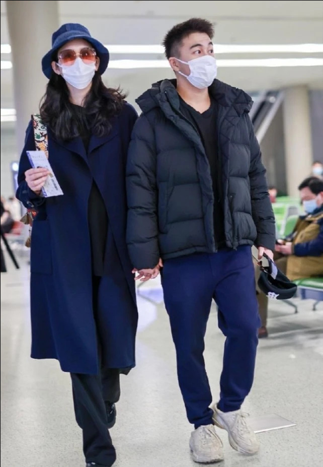 奚梦瑶近照疑怀二胎，生育问题引质疑，四太曾