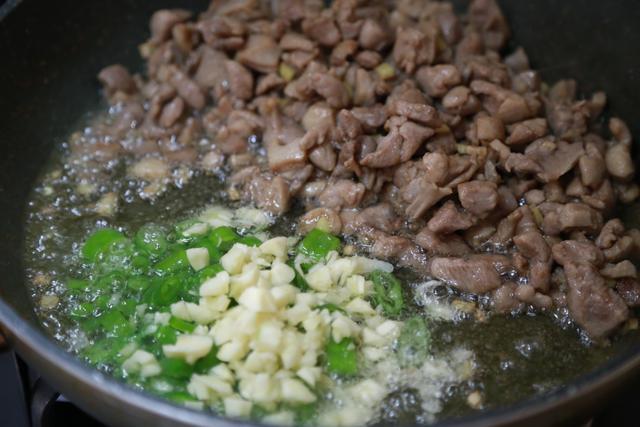 It is better to eat beef in autumn. It is cheaper than mutton and more nutritious than pork. Appetizer and meal