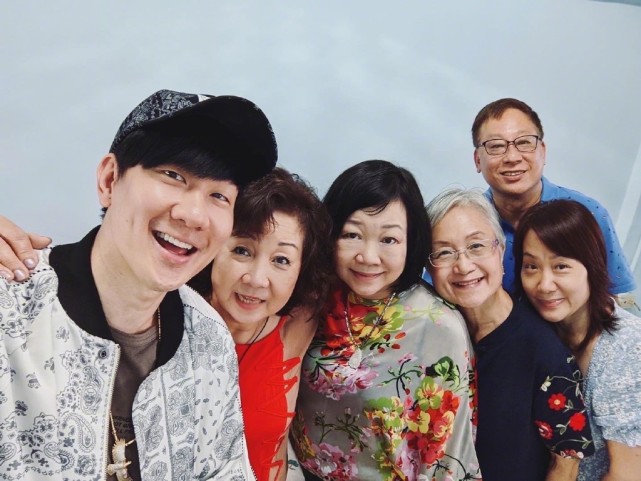 林俊傑陪媽媽回娘家，唱歌沒人搭理，網友吐槽：這就是單身的結果