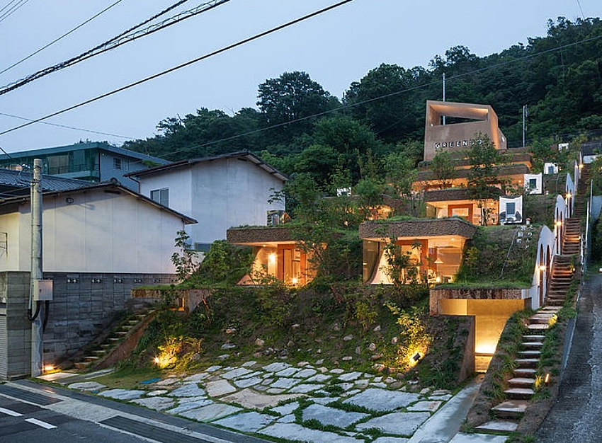 这是日本“窑洞房”，嵌入山体打造梯田式集合住宅，庭院搬屋顶上