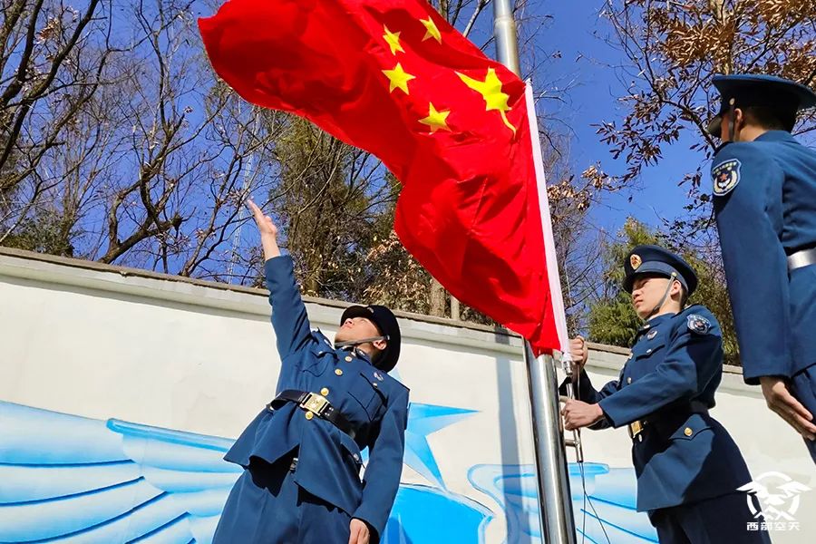 大漠、戈壁、高山、雪域，五星红旗在西部空天冉冉升起