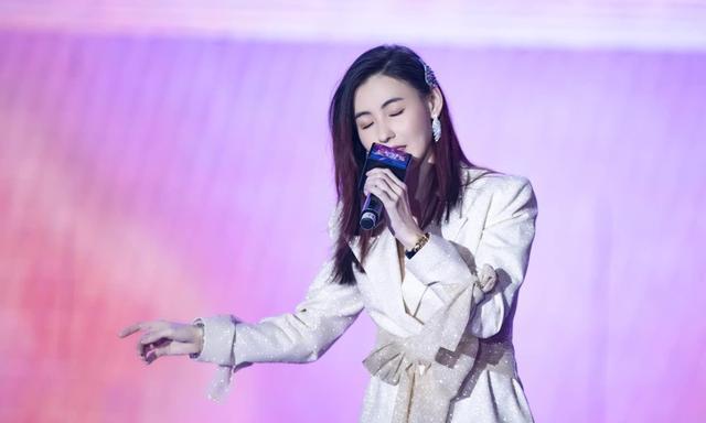 40岁张柏芝复出后变化真大！当上浪姐A到炸，风