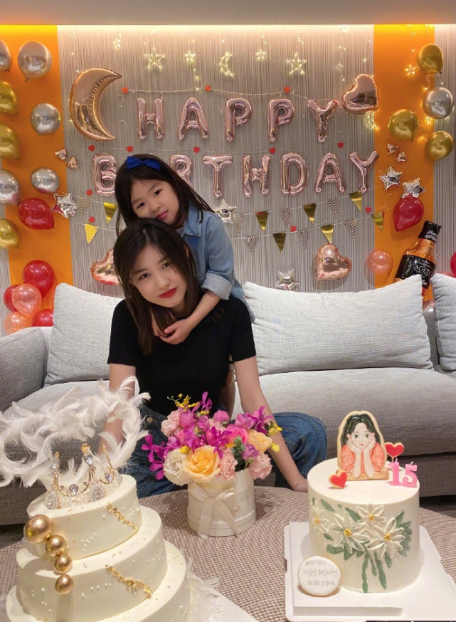 章子怡曬一家四口為繼女慶生，15歲小蘋果化濃妝漂亮又成熟