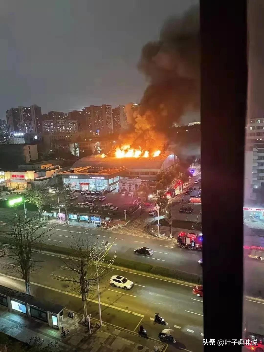 广东一4s店突发大火，蘑菇浓烟，身亡…