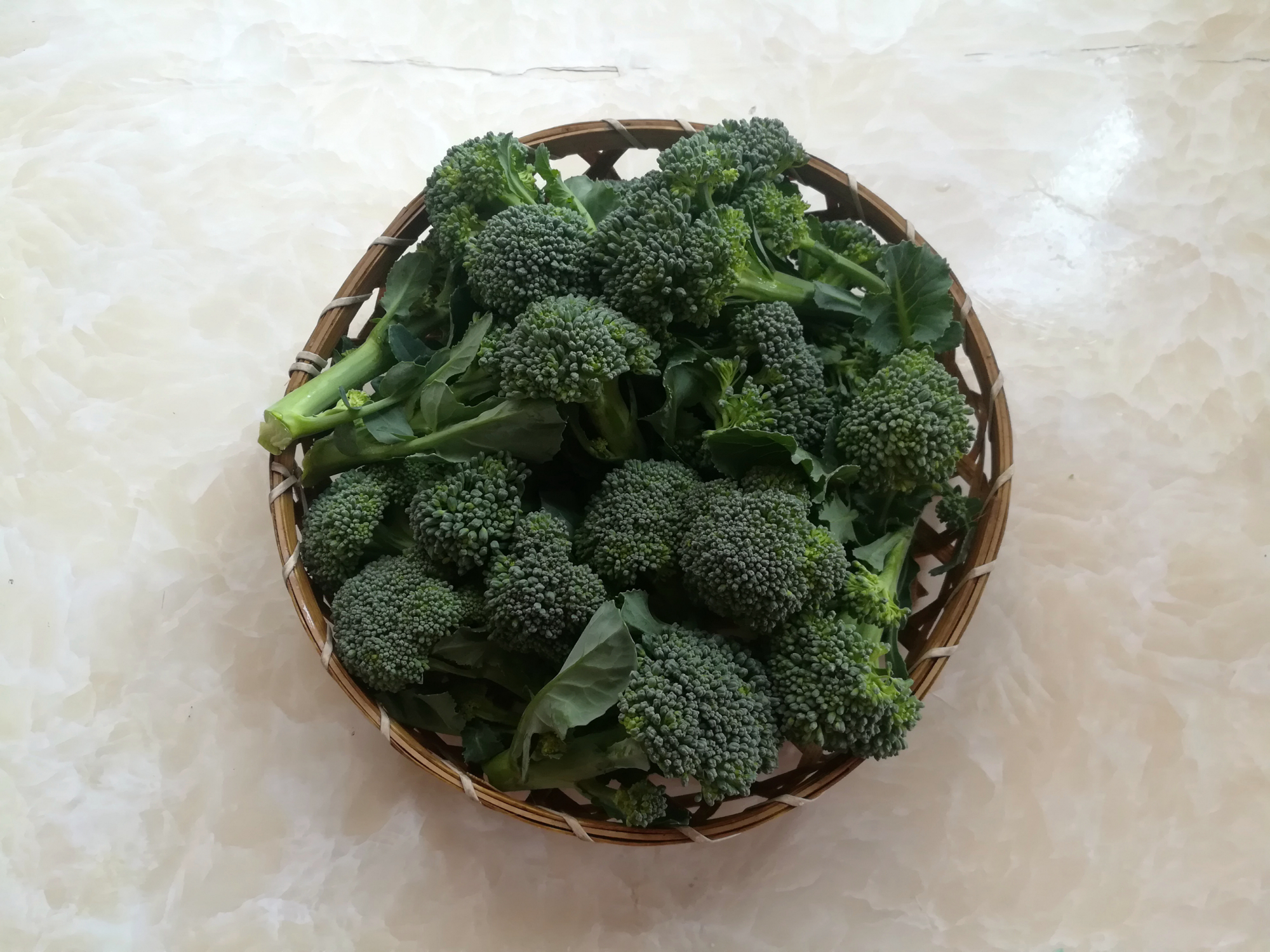 清甜爽脆,含有丰富的维生素c和粗纤维,每100克西兰花里只有36大卡热量