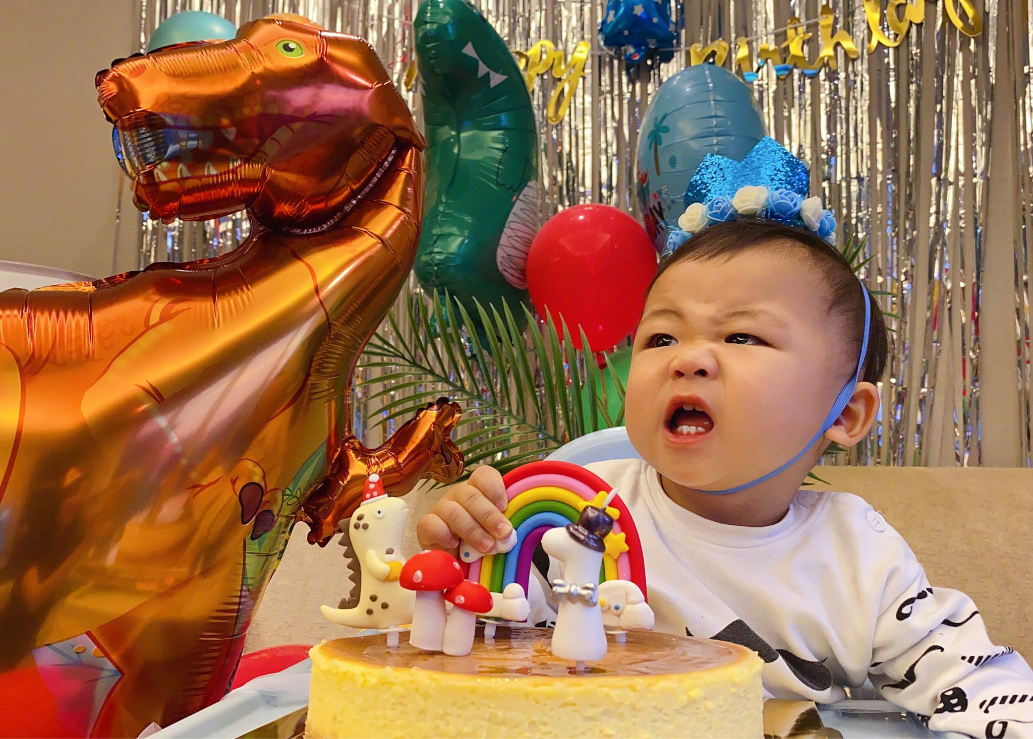 魚蛋1歲生日，蔡少芬哭得鼻子通紅，兒子被親成表情包萌態十足