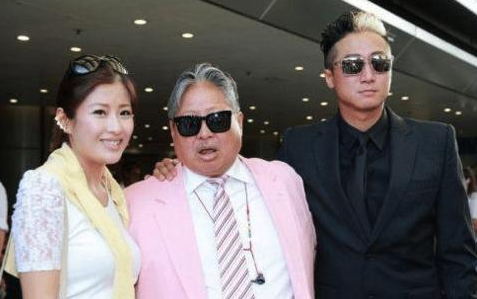 洪金宝36岁女儿至今未嫁，看到本人照片后，网友