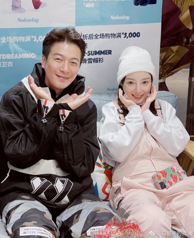 好事将近？李小璐带绯闻男友见爸爸，比划剪刀