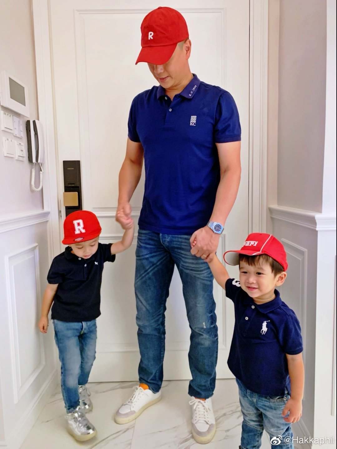 幸福感满满！胡杏儿疑似带二子回家团聚，老公开心晒亲子装