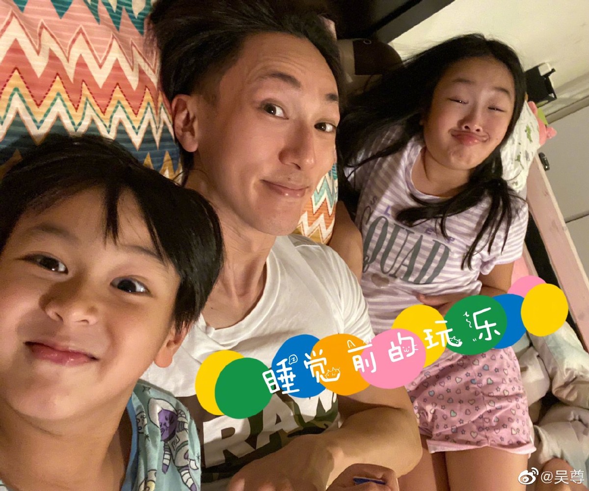 吳尊喜歡給子女講​​睡前故事，max和neinei長大了還和爸爸一起睡