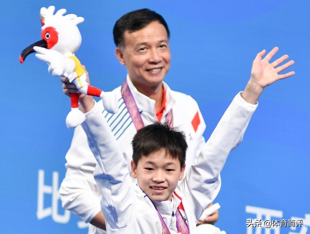 裁判与全红婵合影后，还想要玩具娃娃，全红婵7个字回应彰显风度