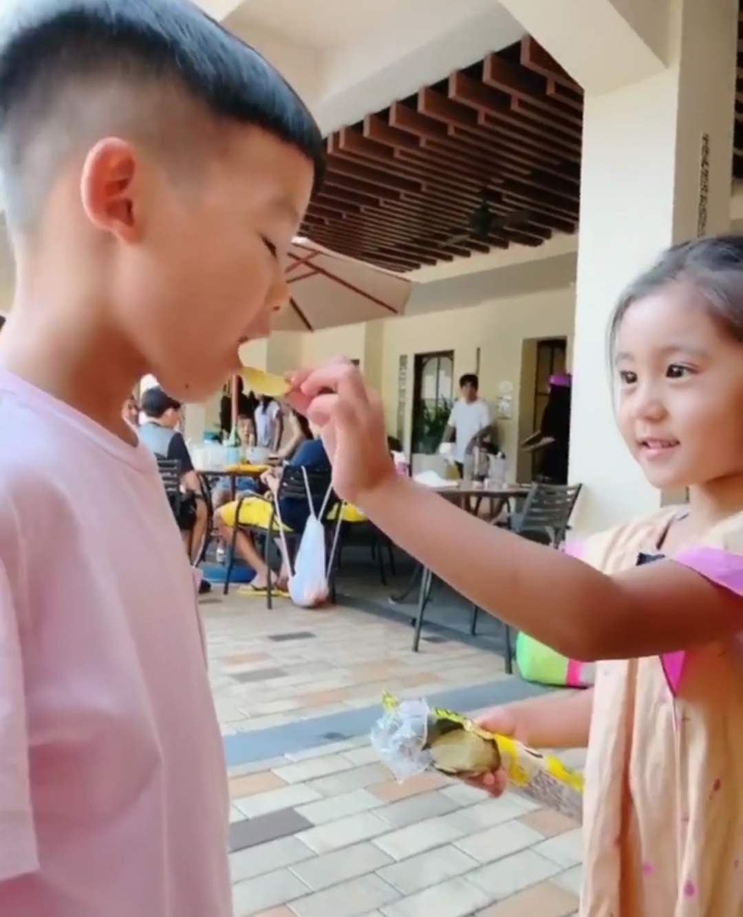 陈建州晒儿子和咘咘互喂零食超浪漫，修杰楷大方同意飞飞追咘咘