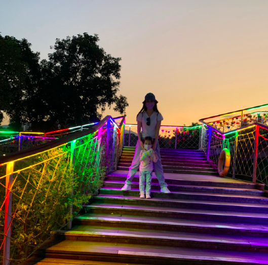 郭富城顧家，事業忙也陪孩子玩泥沙，方媛照顧郭詠希夫妻配合默契