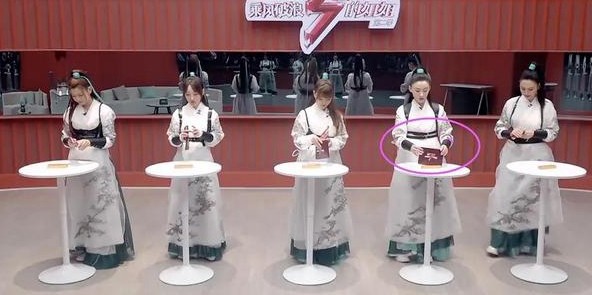 張柏芝逛超市被路人認出，穿極其寬鬆的外套都無法掩飾隆起的腹部