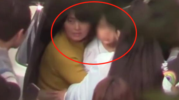 杨颖穿古装片场哄儿子，4岁小海绵被专人看护，