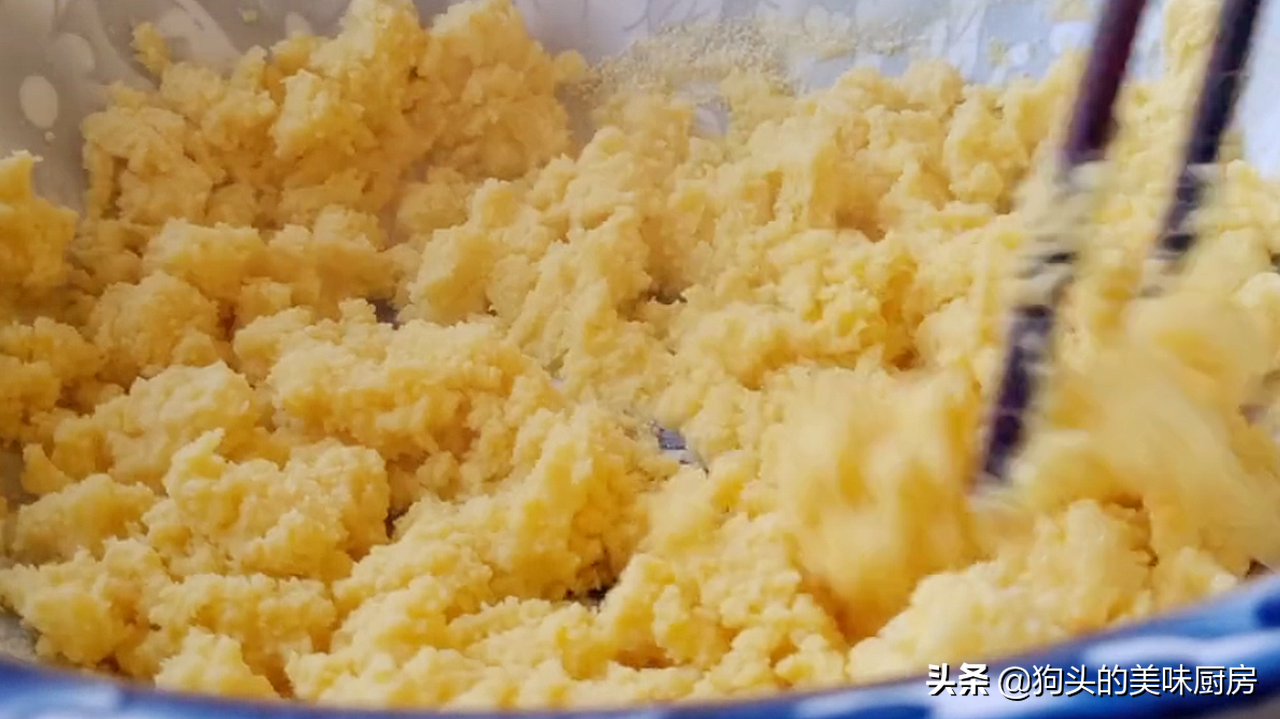 多吃粗糧好處多，用玉米麵這樣簡單一做，無油無糖，吃著更健康