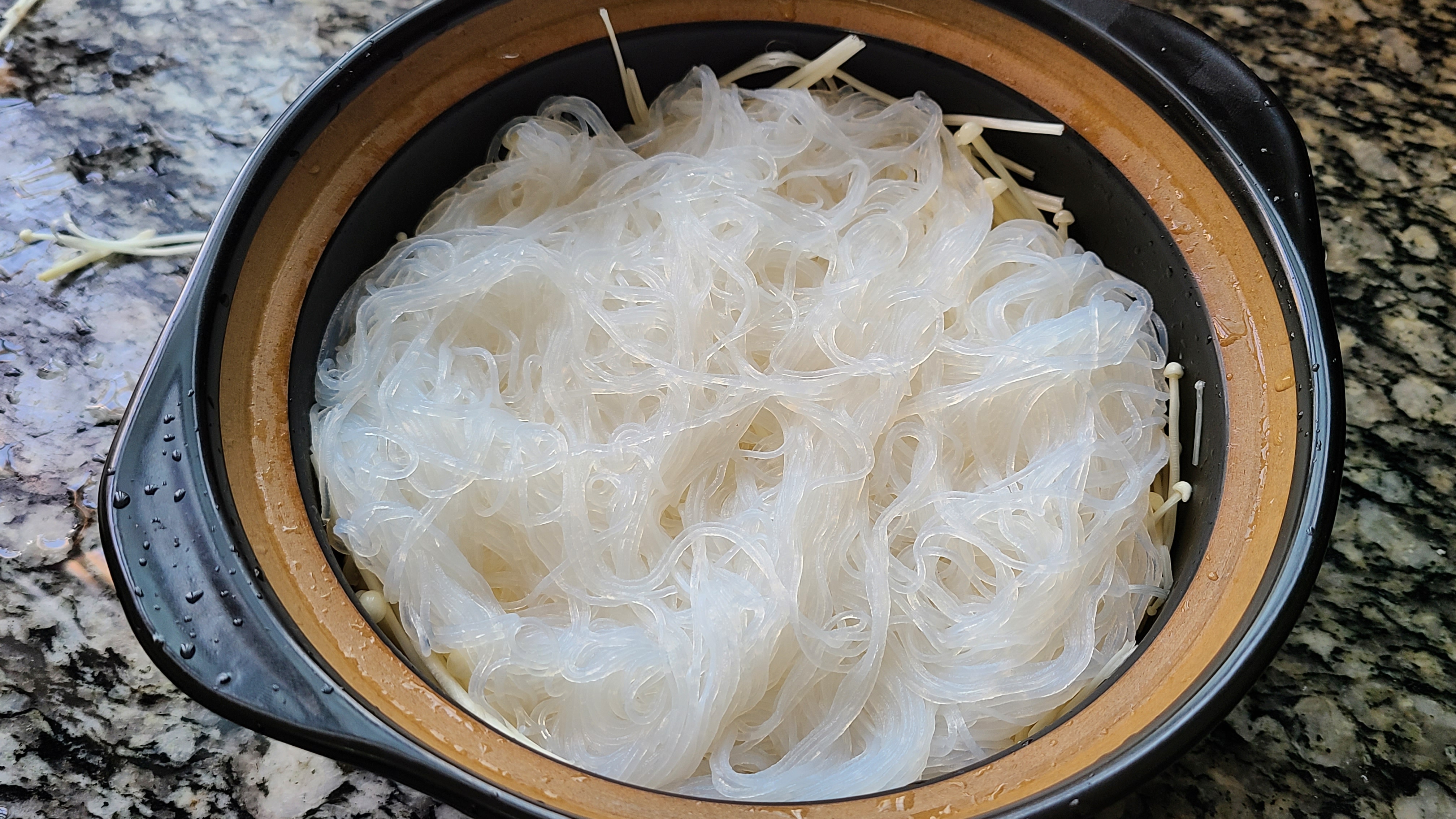廣東人都愛吃這一道海鮮粉絲煲，味道鮮美，吃過的人都說好