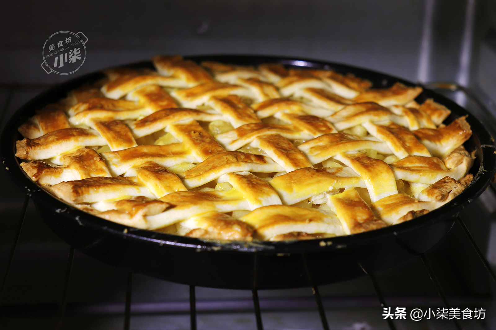 家裡蘋果吃不完，加一碗麵粉做蘋果派，甜而不膩，大人小孩都愛吃