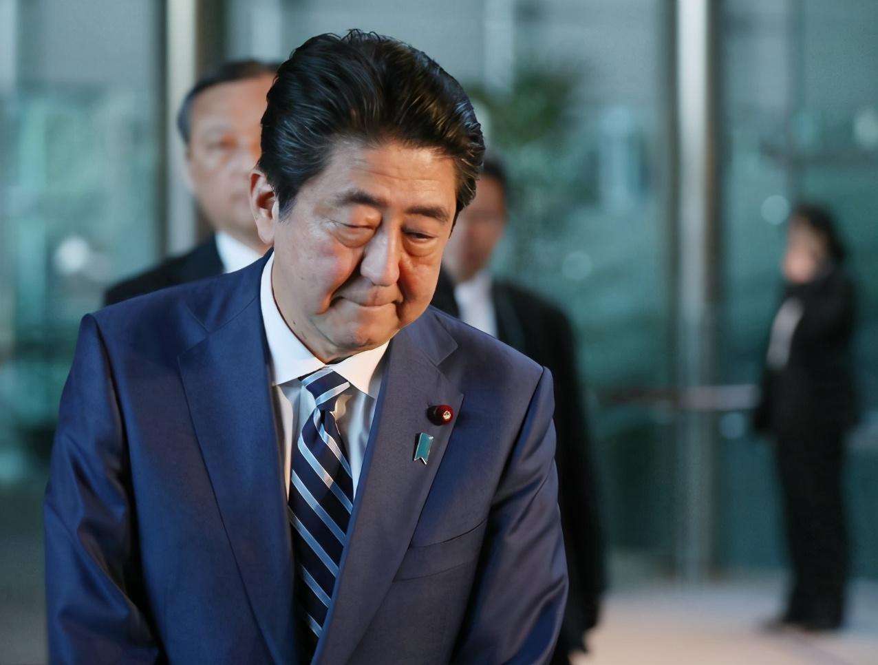 与“青瓦台”相似的剧情，安倍下台后丑闻频发