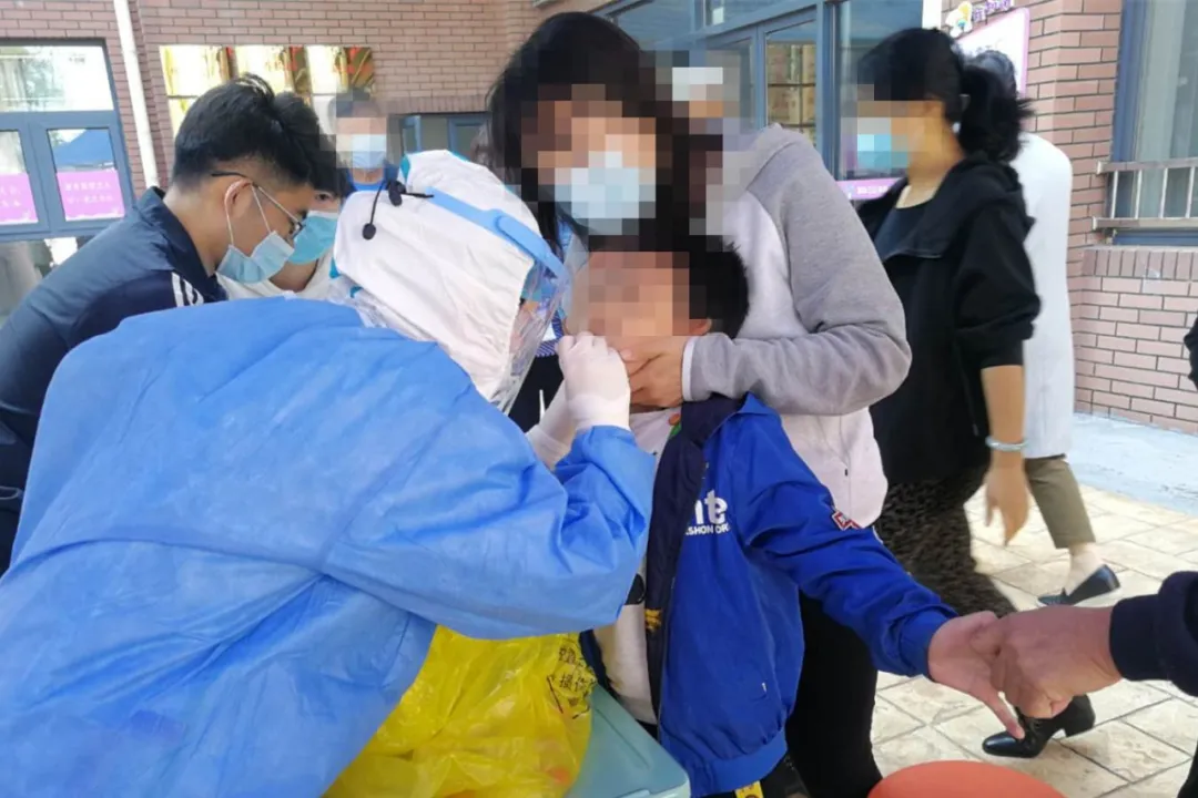 市口腔医院医护核酸采样进校园，筑牢市南区34所学校防护网
