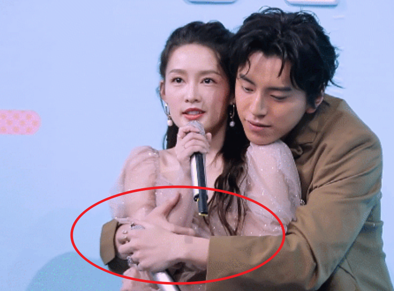 王大陆节目中抱李沁，双手位置被吐槽不绅士，