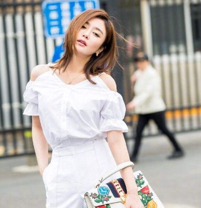 盘点夏装中的“高贵色”，黄黑皮女人穿了也上