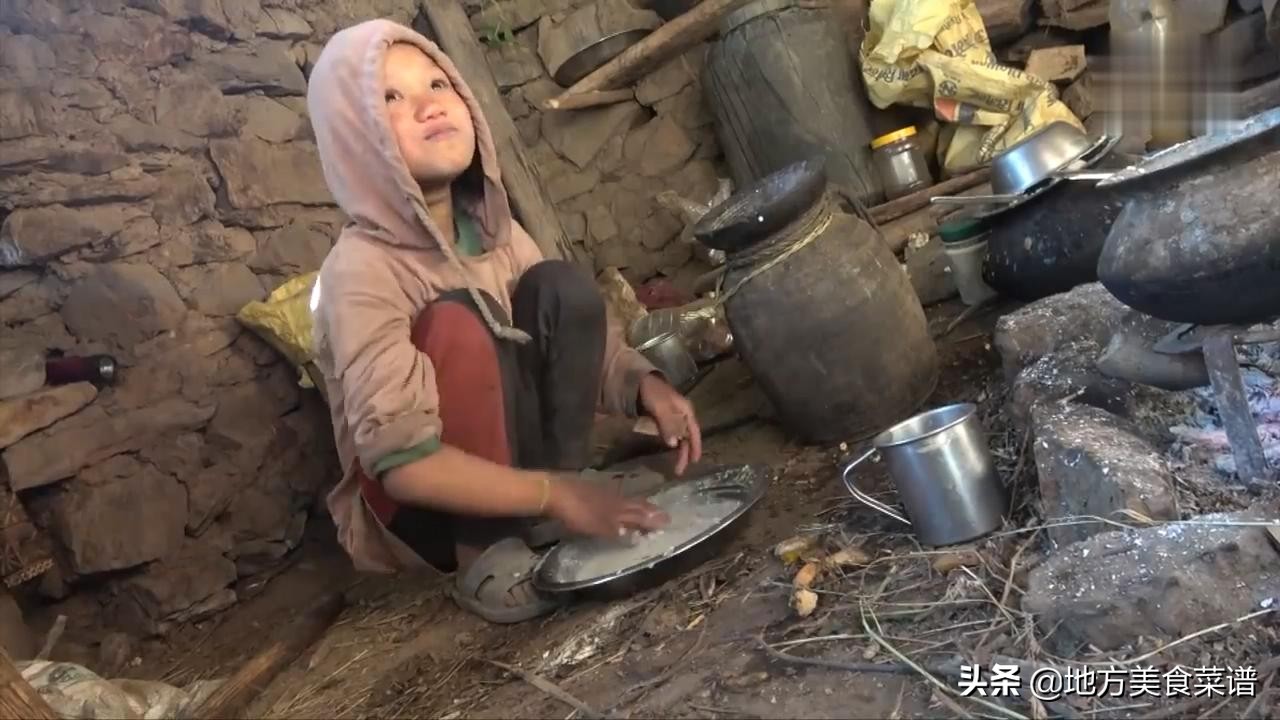 尼泊尔穷人的生活，炒菜用奶油，盐巴像石头，小孩放学回来背牛粪