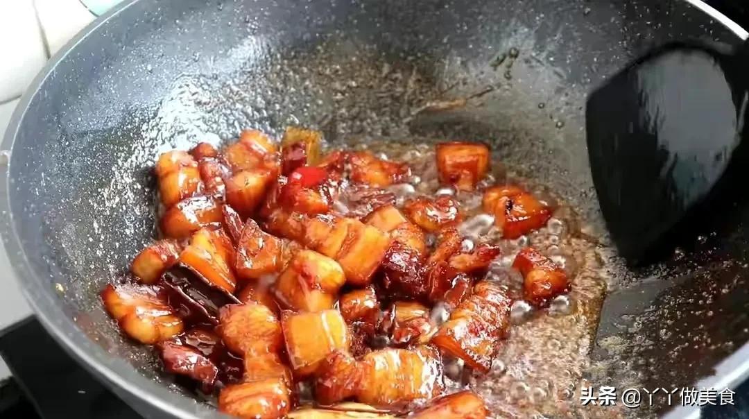 做紅燒肉，切記別焯水和用水燉了，教你一招，肥而不膩，超下飯