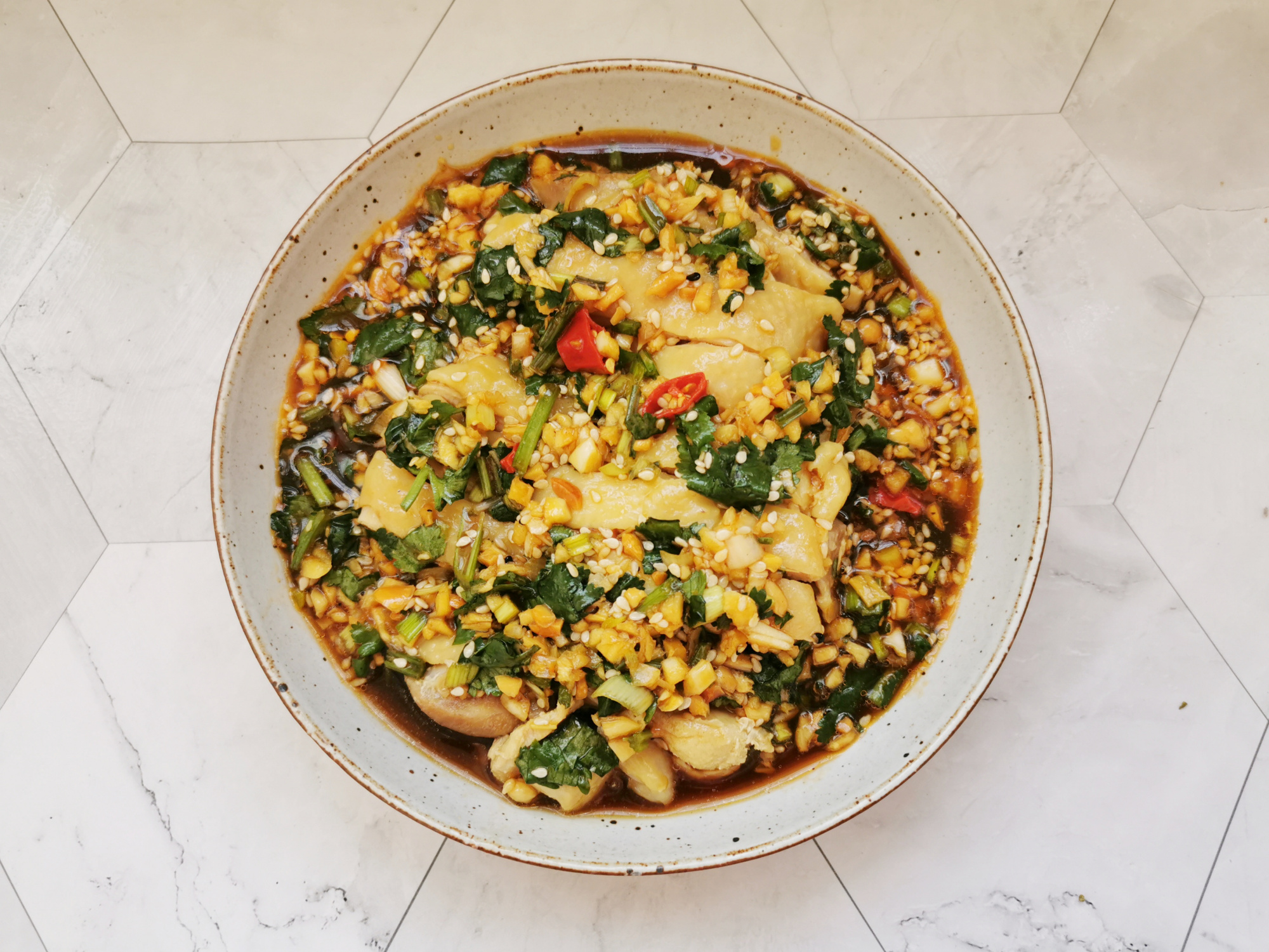 家常口水雞的做法，調配醬汁是關鍵，麻辣鮮香，上桌就掃光