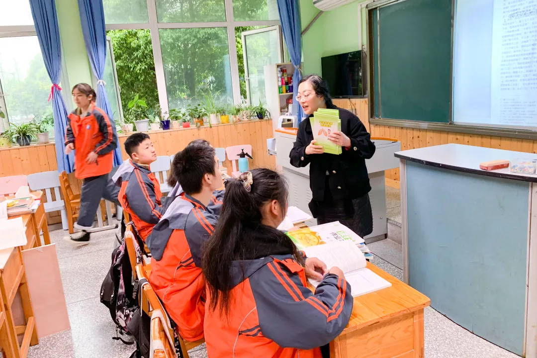 成都市双流区特殊教育学校开展爱国卫生运动