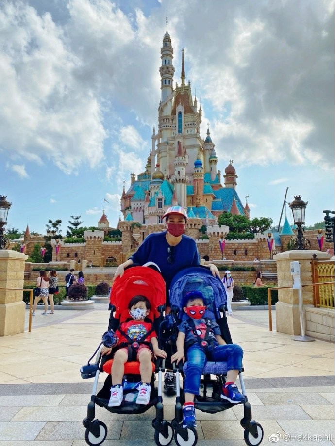 胡杏兒夫婦帶娃過母親節，收兒子花束貼臉親吻，剛出月子就穿短褲