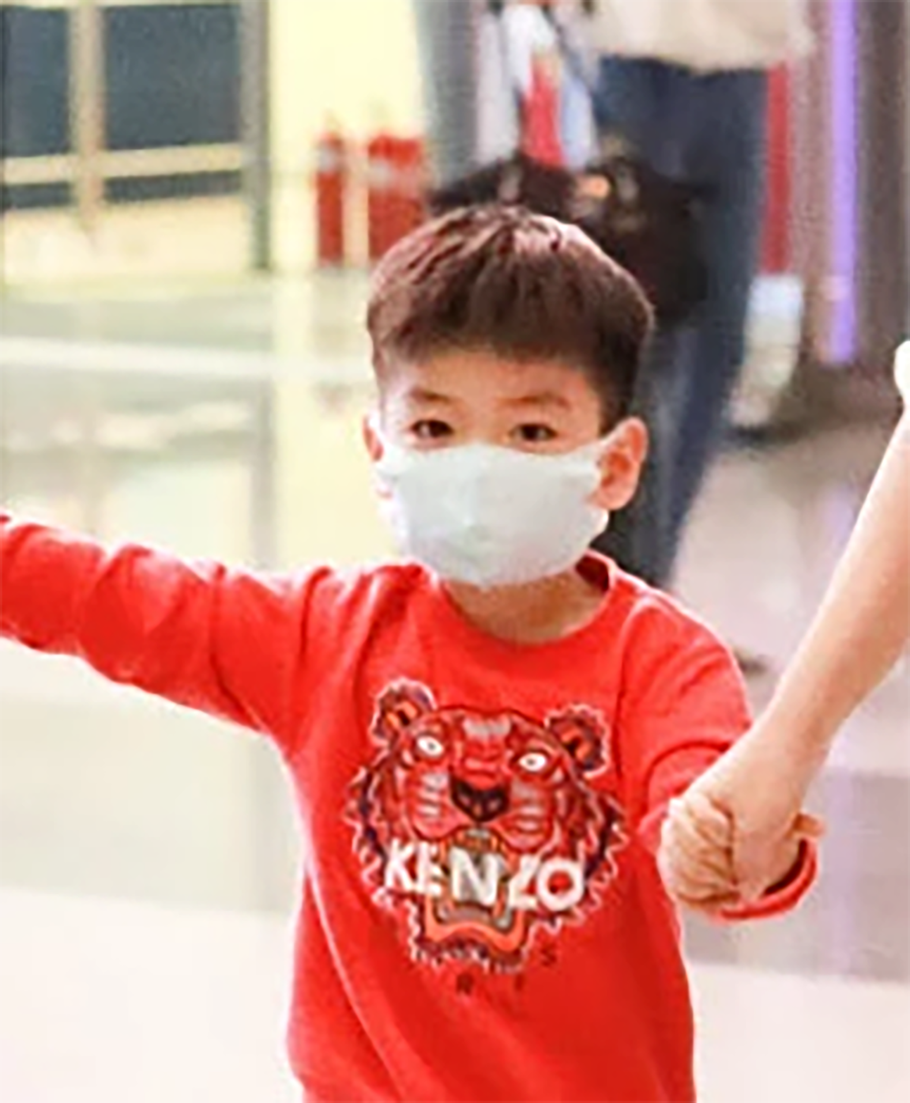 陳曉罕見攜兒子現身，父子一路嬉戲玩耍，4歲小星星眉眼很像爸爸