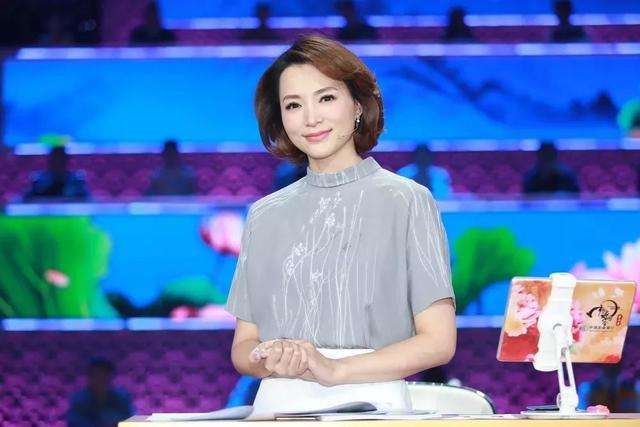 董卿一年的收入，折合成人民币是多少？