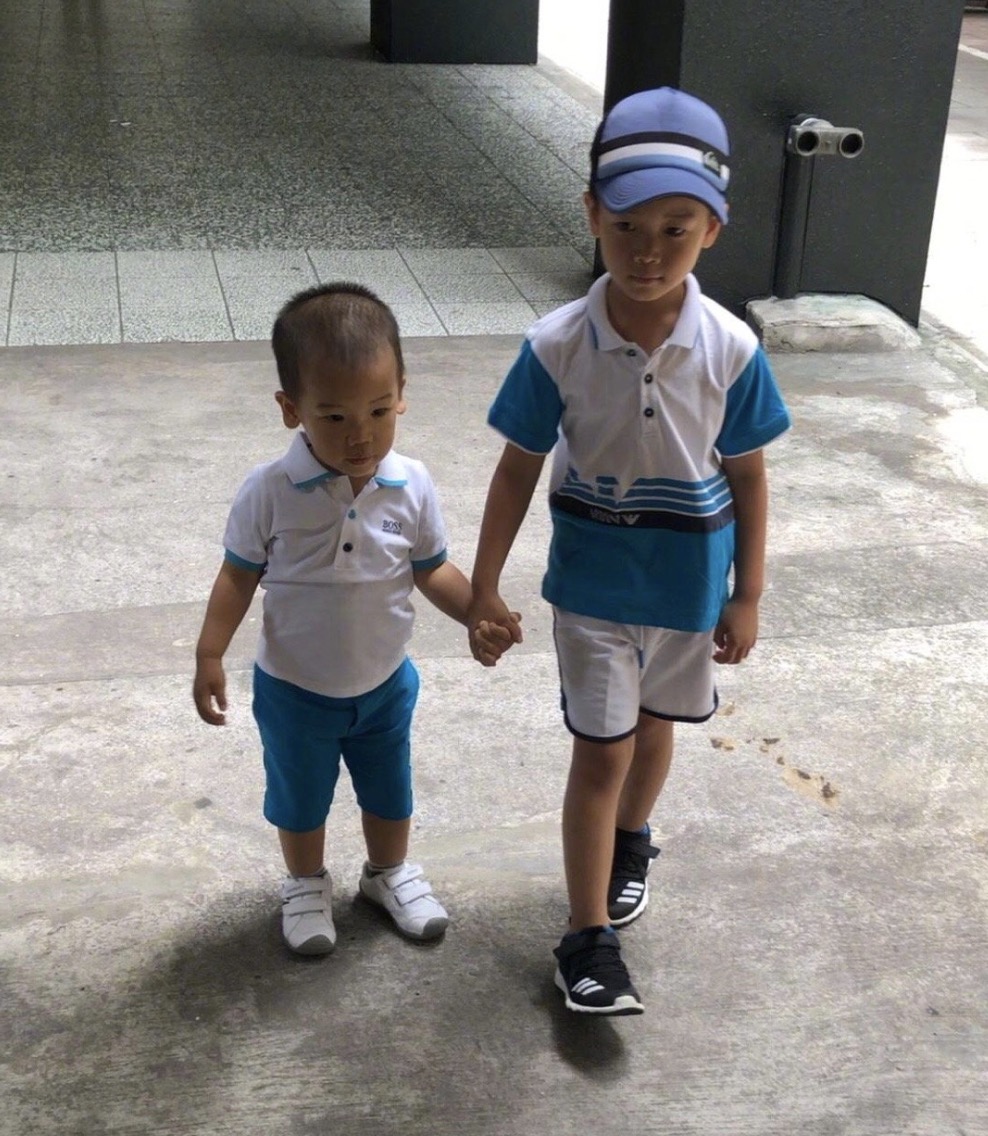 侯佩岑为47岁老公庆生，父子三人一起切蛋糕，兄弟俩像双胞胎