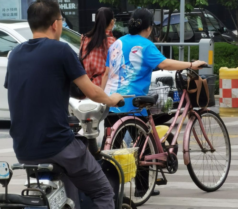 網友吐槽路上看到大媽穿動漫痛T，你會穿這種衣服出門嗎？