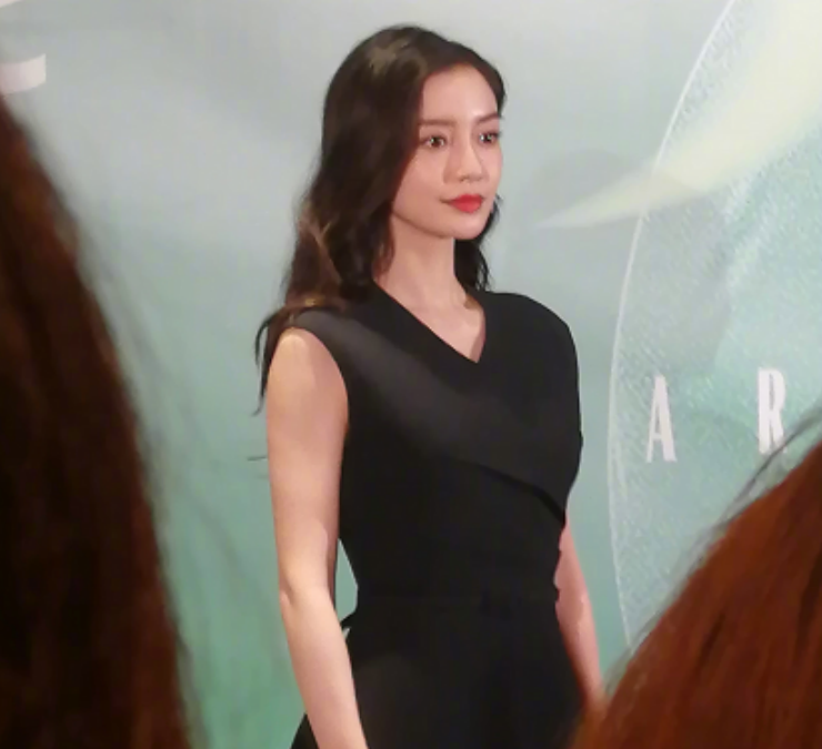 杨颖参加活动被抓拍，离开修图师的保护后，颜值状态成为热议话题