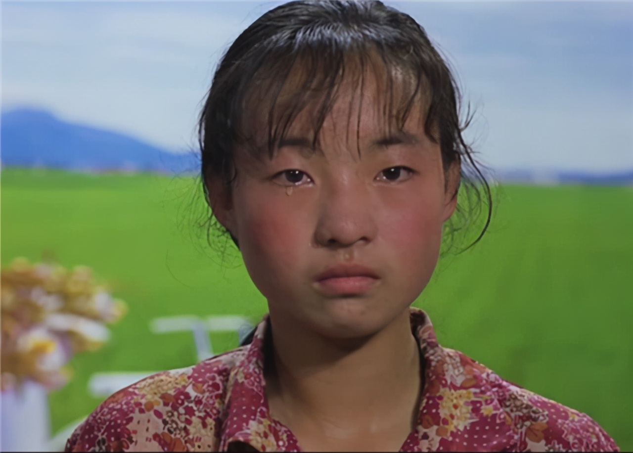 通过电视台的帮助,魏敏芝带了一堆的物资回学校,终于他们不再筹粉笔用