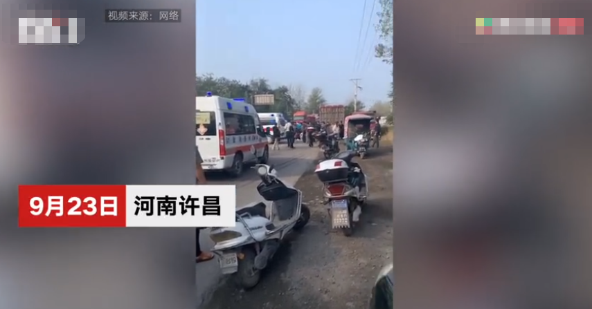 河南许昌幼儿园接送车与货车相撞现场曝光 货车轮胎下有人被撞倒