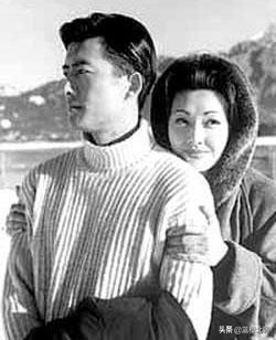 “妇女杀手”靳东的苦甜情史，和他背后的2个离