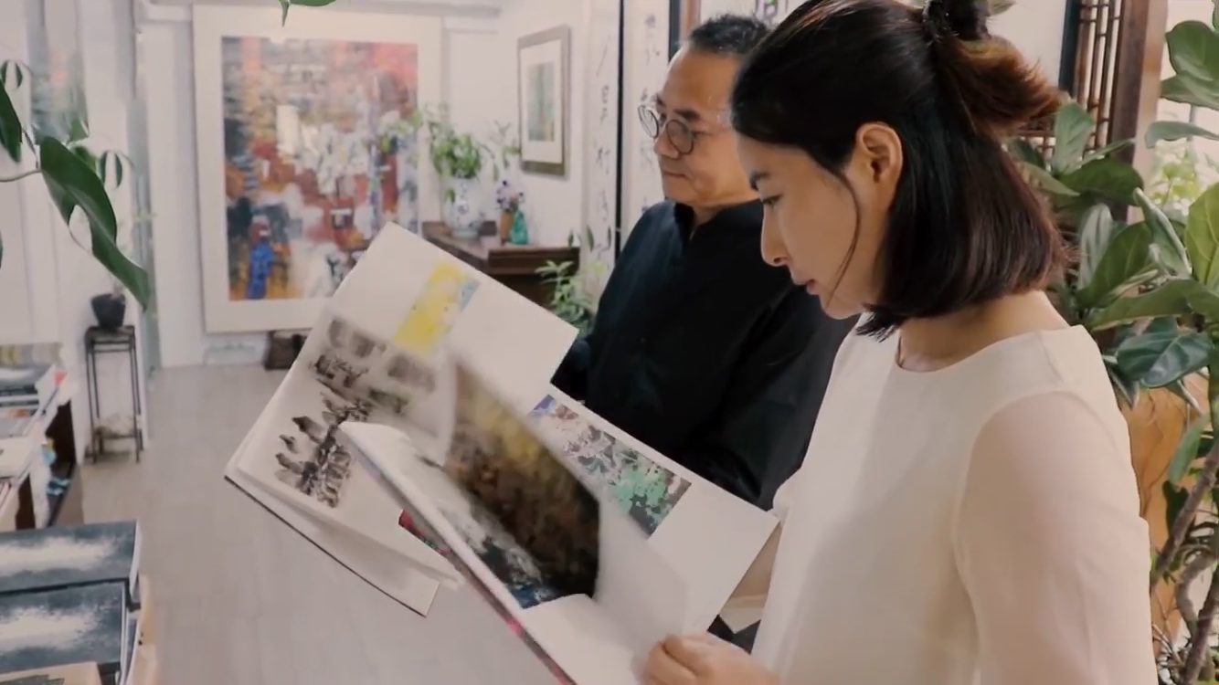 霍啟剛一家三口學畫畫，晶晶認真細緻顯氣質溫婉，霍中曦有模有樣